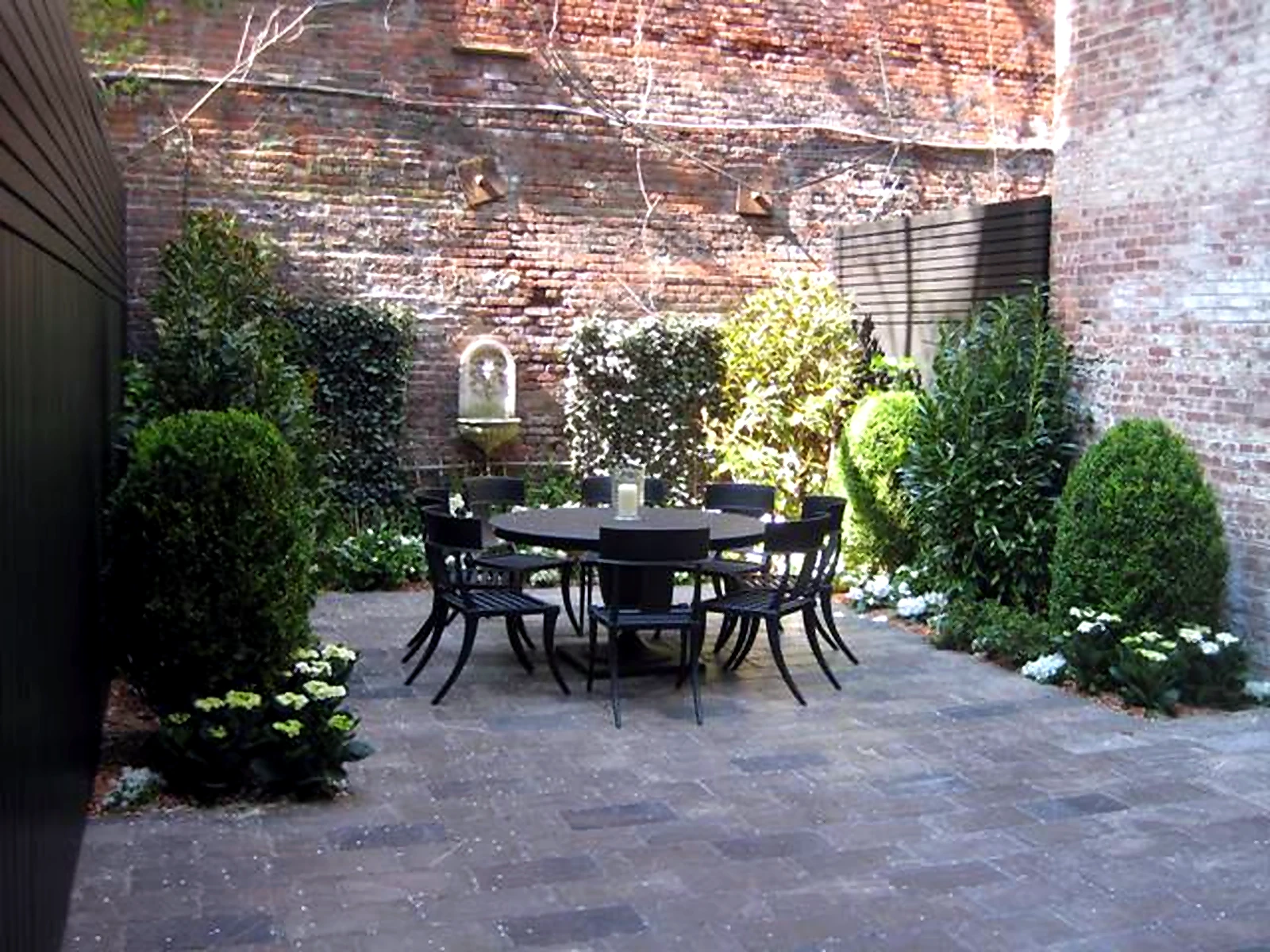 Finished Laura courtyard after Foliage Co planting